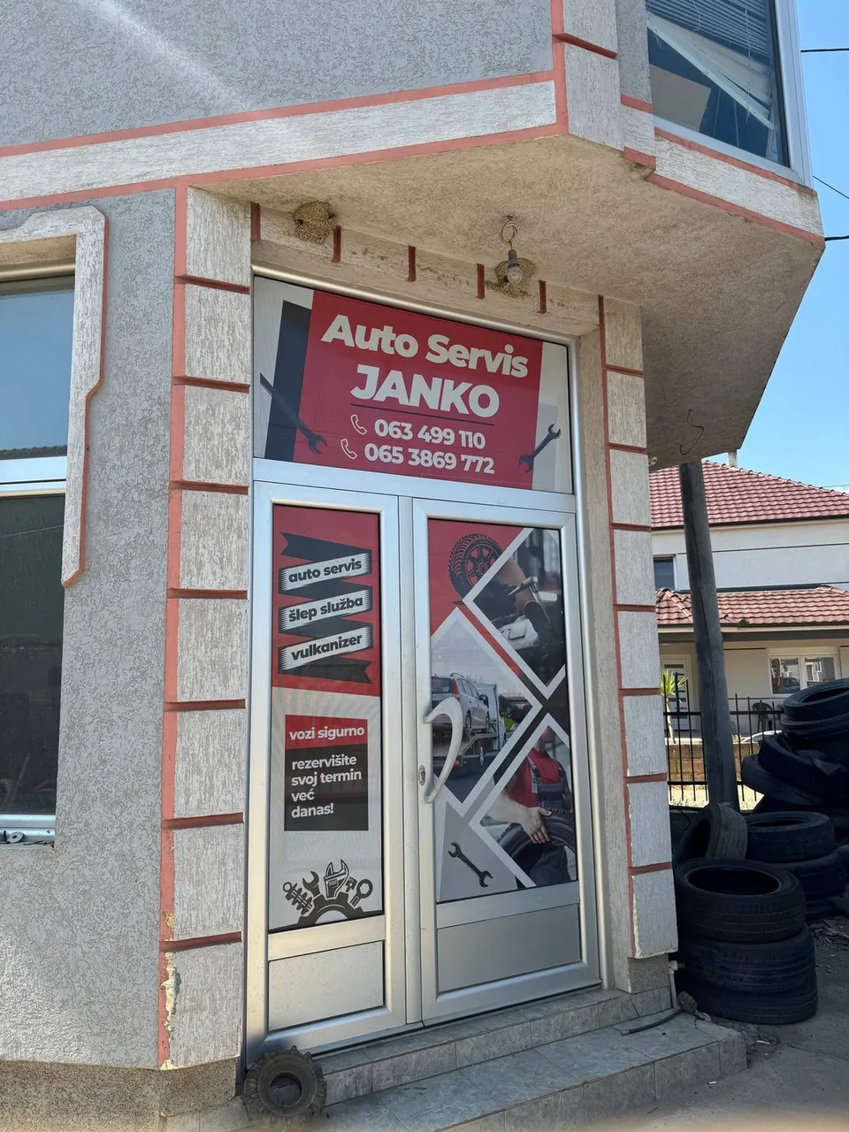 Ugao objekta auto servisa Janko sa reklamama na ulaznim vratima