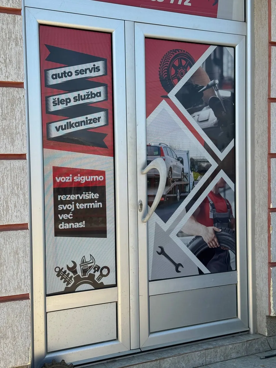 Ulazna vrata sa spiskom usluga: auto servis, šlep služba i vulkanizer
