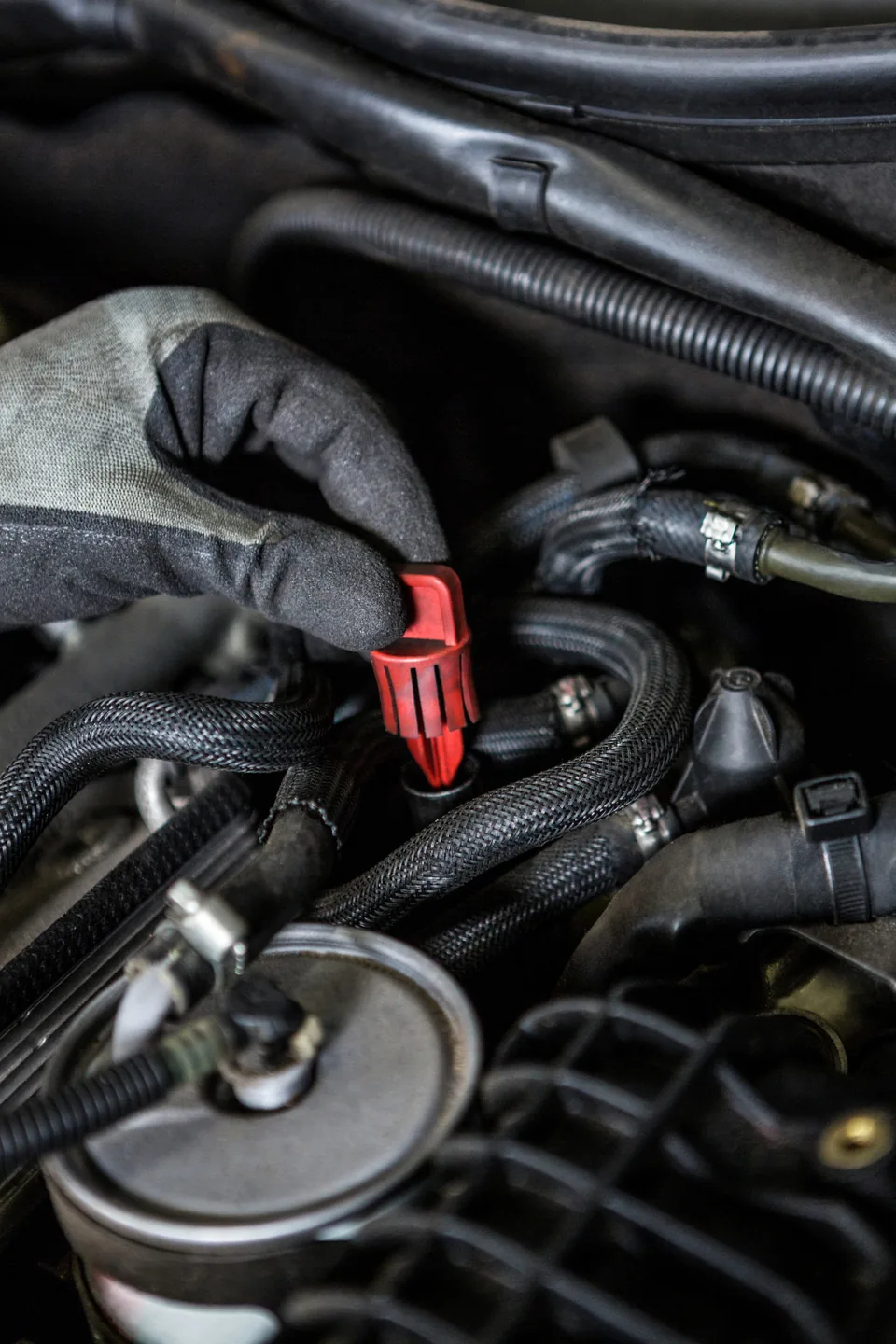 Detalj motora automobila tokom dijagnostike dima iz auspuha