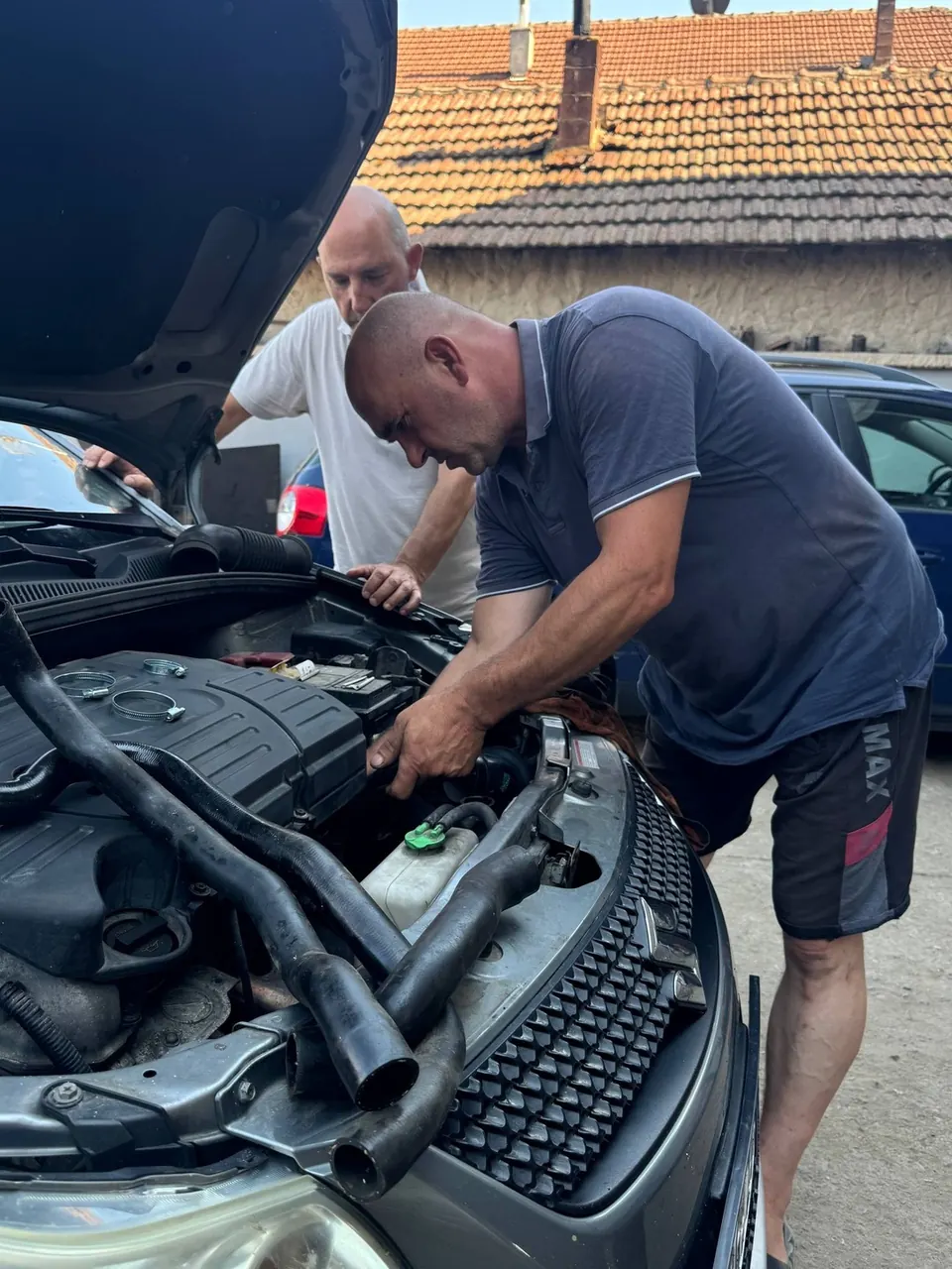 Pregled motora ispod otvorene haube u servisu