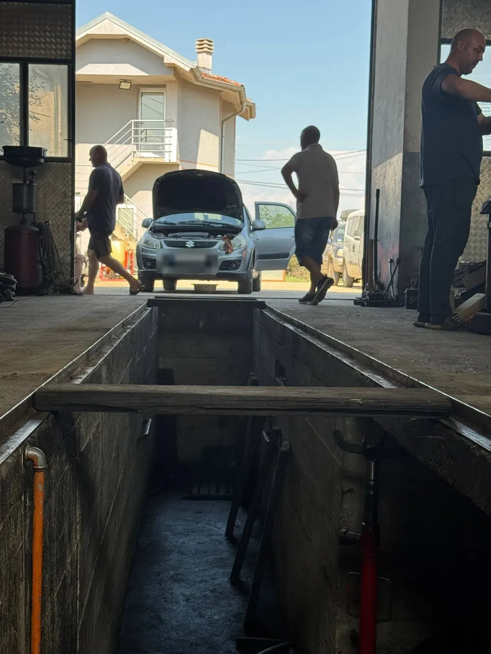 Pogled iz kanala za pregled ka automobilu na servisu