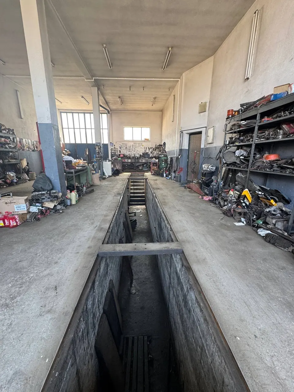 Hala auto servisa sa kanalom za pregled vozila