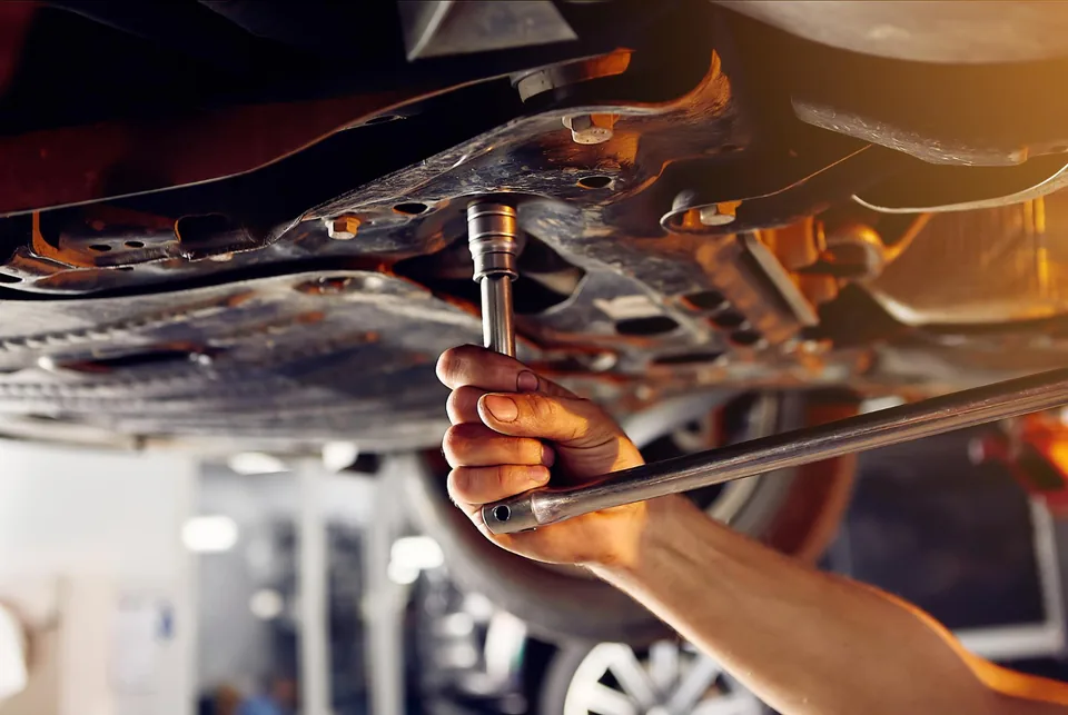 Pregled trapa i vešanja ispod podignutog automobila
