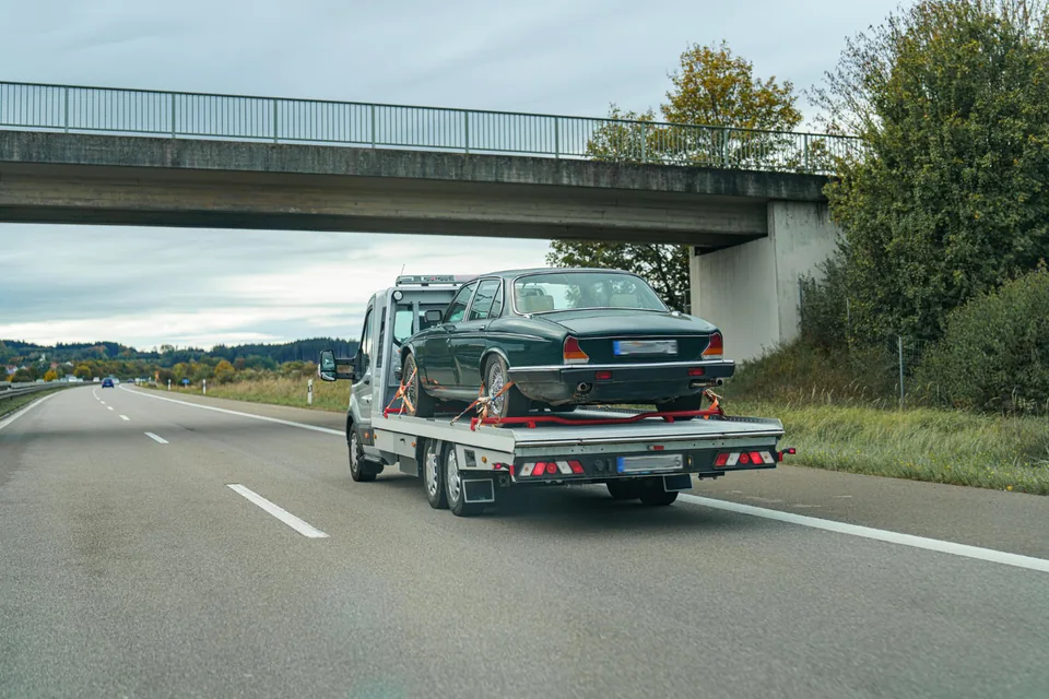 Šlep kamion prevozi automobil ka auto servisu