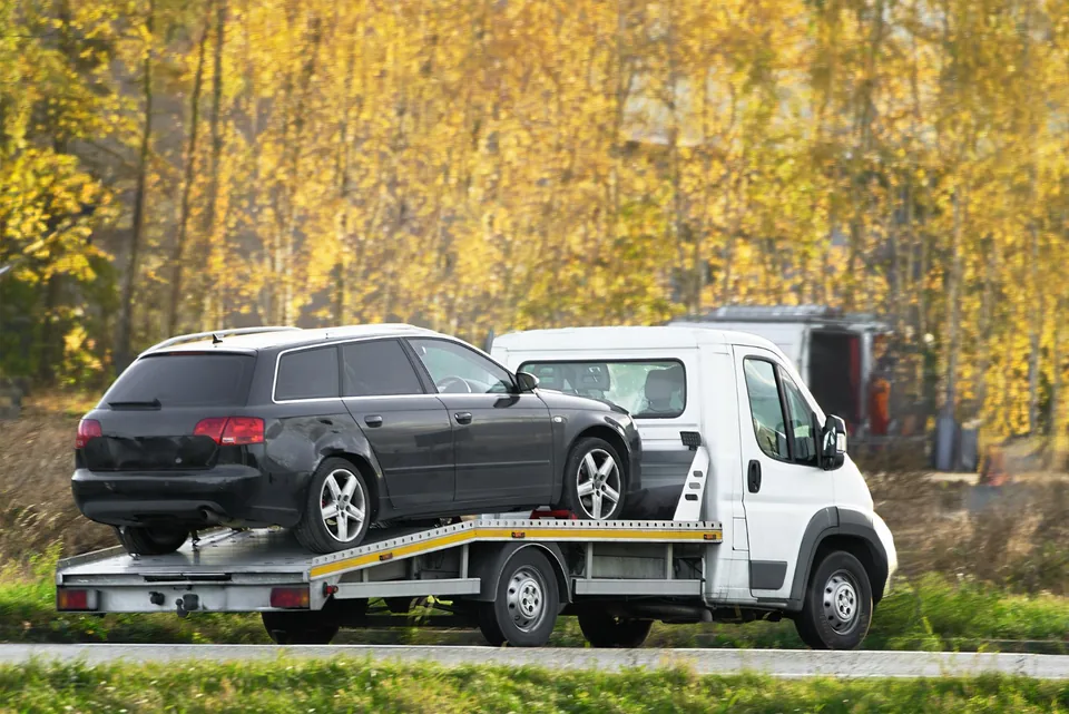 Šlep služba Bata Janko utovara vozilo na šlep kamion