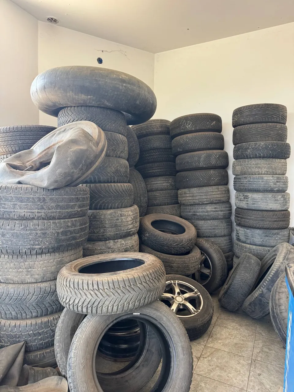 Složene auto gume u vulkanizerskoj radionici